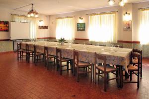 A restaurant or other place to eat at Albergo Il Castellino