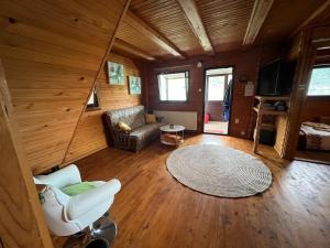 einen Blick über ein Wohnzimmer in einer Hütte in der Unterkunft Family friendly house with a parking space Veliki Komor, Zagorje - 23212 in Zlatar