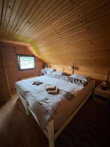 ein großes Bett in einem Zimmer mit Holzdecke in der Unterkunft Family friendly house with a parking space Veliki Komor, Zagorje - 23212 in Zlatar