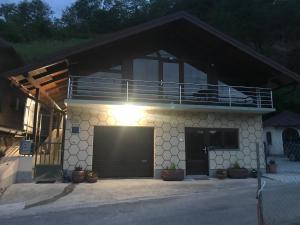 une maison avec un balcon et un grand garage dans l'établissement Apartments with parking space Veliki Komor, Zagorje - 23213, à Zlatar
