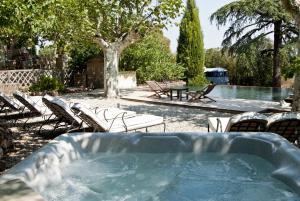 vasca idromassaggio con sedie e tavolo in cortile di Bed and Breakfast La Grande Lauzade a Le Luc Altre 34 foto