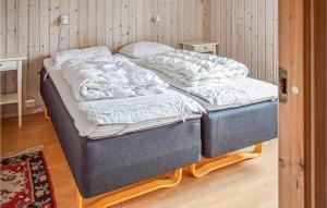 two twin beds in a room with wooden floors at Bjørnehiet - Hytte 6 in Øvre Ramse +21 photos