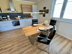 a kitchen with a table and chairs in a room at Moderne Wohnung mit Parkplatz und Rheinblick in Boppard