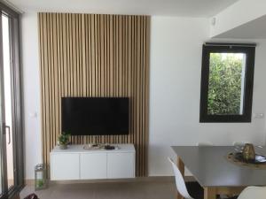 A television and/or entertainment centre at Ferienhaus "Casa del Mar" mit privatem Pool Még 14 kép
