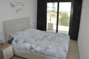 A bed or beds in a room at Ferienhaus "Casa del Mar" mit privatem Pool