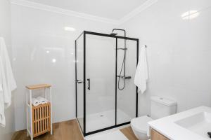 un bagno con doccia e WC di Maria s Haven By The Sea a Ponta Delgada Altre 67 foto