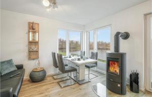 Posezení v ubytování Gorgeous Home In Tossens With Wifi