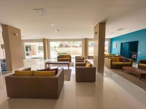 Un vestíbulo con sofás y mesas en un edificio. en ATRIUM THERMAS Residence Service, en Caldas Novas