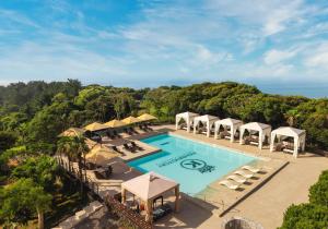 Una vista aérea de una piscina en un resort. en Kensington Resort Jeju Jungmun, en Seogwipo