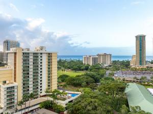 Una vista de la ciudad y el océano desde el aominium en Luana Waikiki Hotel & Suites, en Honolulu
