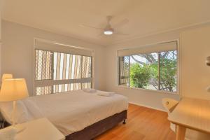 Beachside Units in the heart of Bargara客房内的一张或多张床位