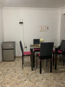 Un comedor con mesa y sillas en Hostel VIM, en Cartagena de Indias