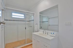 Koupelna v ubytování Beachside Units in the heart of Bargara + 29 fotografií
