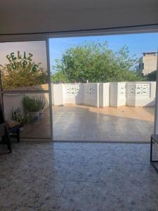 Una vista de un patio a través de una ventana de vidrio. en Hostel VIM, en Cartagena de Indias