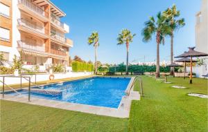 Πισίνα στο ή κοντά στο 3 Bedroom Stunning Apartment In Motril