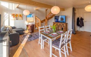 a living room with a table and chairs at Lovely Home In Zerpenschleuse With Wifi in Zerpenschleuse