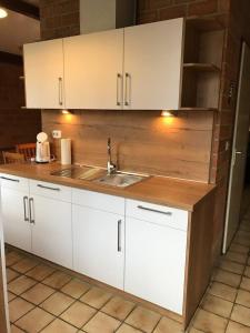 Kuchyň nebo kuchyňský kout v ubytování Ferienbungalow mit Terrasse in einem kleinen Ferienpark mit See