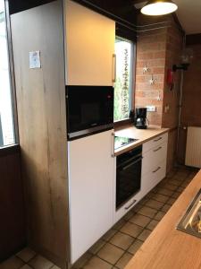 Kuchyň nebo kuchyňský kout v ubytování Ferienbungalow mit Terrasse in einem kleinen Ferienpark mit See