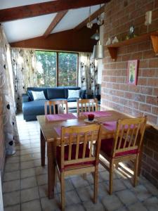 Posezení v ubytování Ferienbungalow mit Terrasse in einem kleinen Ferienpark mit See