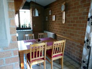 Fotografie z fotogalerie ubytování Ferienbungalow mit Terrasse in einem kleinen Ferienpark mit See v destinaci Dirkshorn + 14 fotografií