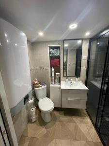 ein Badezimmer mit Toilette und Waschbecken in der Unterkunft Little piece of paradise in Noisy-le-Sec + 1 Foto