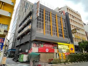 un hotel in una strada di una città di Smile Hotel Chow Kit PWTC a Kuala Lumpur