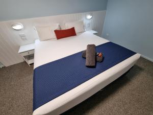 Кровать или кровати в номере Koorawatha Homestead Motel +89 фотографий