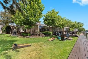 Zahrada ubytování NEW! 4BR I Indoor Pool on the Bay in Boat Town USA