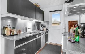 Kuchyň nebo kuchyňský kout v ubytování Beautiful Home In Otterup With Kitchen