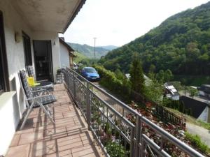 ein Balkon eines Hauses mit einem Auto darauf in der Unterkunft Schäfers Ferienwohnung Oberdiebach am Mittelrhein in Oberdiebach