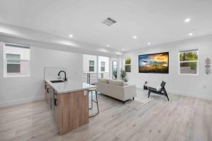 cocina y sala de estar con fregadero y sofá en Prime Location 3BD 3BA Luxury Living in LA, en Los Ángeles