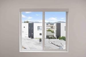 Una ventana abierta con vista a una ciudad en Prime Location 3BD 3BA Luxury Living in LA, en Los Ángeles