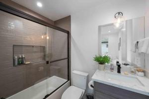 Un baño con ducha, inodoro y lavabo. en Prime Location 3BD 3BA Luxury Living in LA, en Los Ángeles 15 fotos más