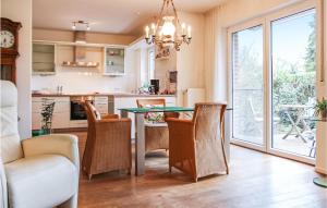 een keuken en eetkamer met een tafel en stoelen bij Cozy Apartment In Bad Zwischenahn in Bad Zwischenahn