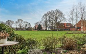 een grasveld met een huis op de achtergrond bij Cozy Apartment In Bad Zwischenahn in Bad Zwischenahn +17 foto's