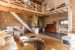 - un salon avec un escalier et un mur en briques dans l'établissement Ferienhaus auf zwei Etagen, mit Garten und überdachtem Grillplatz, à Galata 14 autres photos