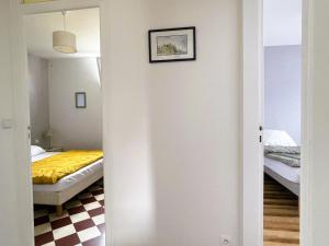 ein Zimmer mit einem Schlafzimmer mit einem Bett und einem Spiegel in der Unterkunft Maison de charme rénovée près du port ostréicole, idéale pour vacances à pied ou à vélo - FR-1-420-147 in La Teste-de-Buch