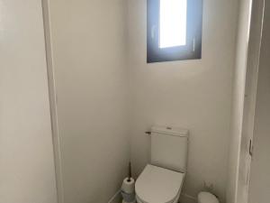 ein kleines Badezimmer mit Toilette und Fenster in der Unterkunft Maison de charme rénovée près du port ostréicole, idéale pour vacances à pied ou à vélo - FR-1-420-147 in La Teste-de-Buch + 3 Fotos