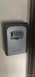 een afstandsbediening aan de zijkant van een koelkast bij Butas prie vaikų parko in Ventspils