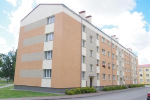 een groot appartementencomplex aan de straatkant bij Butas prie vaikų parko in Ventspils