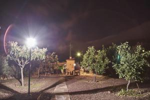 ein Straßenlicht vor einem Haus in der Nacht in der Unterkunft Liebevoll eingerichtetes und geräumiges Ferienhaus mit großem Garten und einem privaten Pool in San Bartolomé de Tirajana