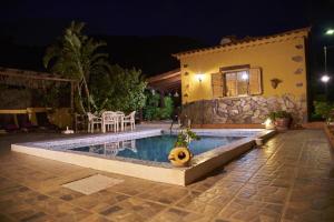 ein Swimmingpool vor einem Haus bei Nacht in der Unterkunft Liebevoll eingerichtetes und geräumiges Ferienhaus mit großem Garten und einem privaten Pool in San Bartolomé de Tirajana + 13 Fotos