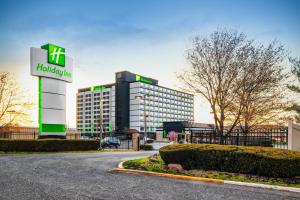 ニューアークにあるHoliday Inn Newark International Airportの目の前にヒルトンの看板がある建物