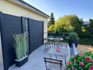 FondettesにあるLa campagne à 5 minutes de Tours.のパティオ(テーブル、椅子、フェンス付) +18枚の写真