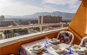 stół na balkonie z widokiem na miasto w obiekcie Gorgeous Apartment In Oropesa Del Mar w mieście Oropesa del Mar