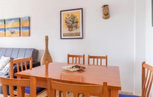 jadalnia z drewnianym stołem i krzesłami w obiekcie Gorgeous Apartment In Oropesa Del Mar w mieście Oropesa del Mar