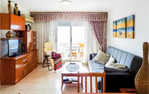 salon z kanapą i telewizorem w obiekcie Gorgeous Apartment In Oropesa Del Mar w mieście Oropesa del Mar +8 zdjęć