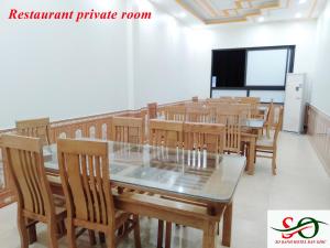 a lecture hall with tables and chairs in a classroom at Khách sạn So Oanh gần thác Bản giốc in Lũng Niêo