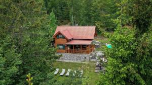 eine Aussicht über eine Blockhütte im Wald in der Unterkunft Ferienhaus für 7 Personen ca 80 qm in Lokve, Kvarner Bucht Gespanschaft Primorje-Gorski in Lokve
