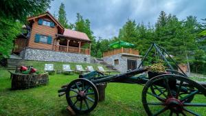 eine historische Kanone vor einem Haus in der Unterkunft Ferienhaus für 7 Personen ca 80 qm in Lokve, Kvarner Bucht Gespanschaft Primorje-Gorski in Lokve